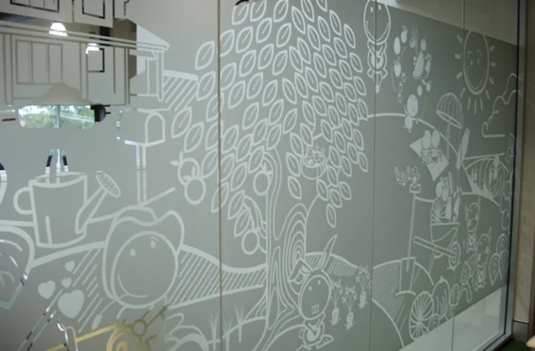 Hoe zorgt gepersonaliseerde raamfolie voor meer privacy op kantoor?